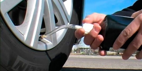 Cómo reparar un pinchazo de coche con el kit: claves