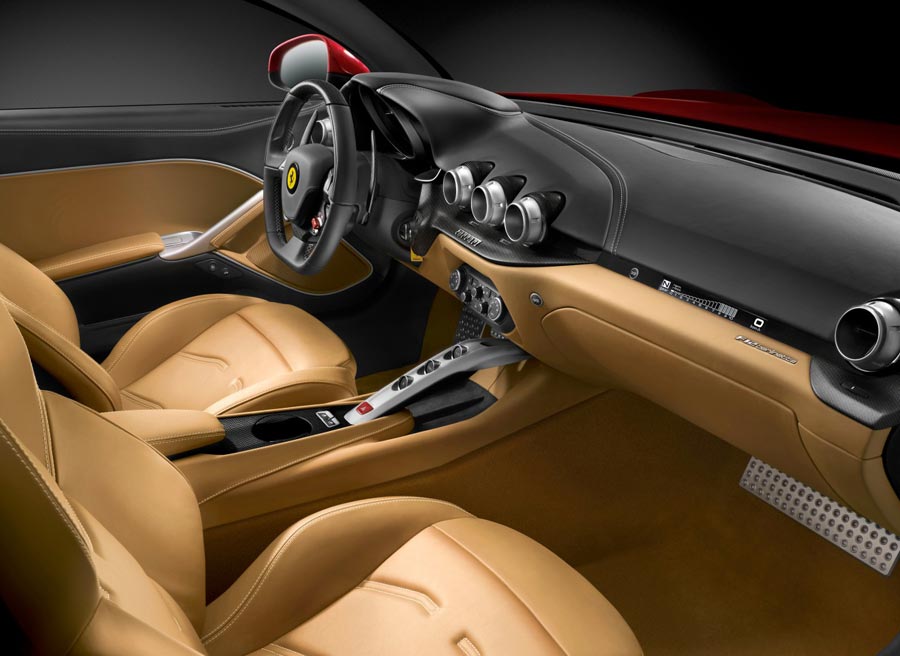 Ferrari F12 Berlinetta Ferrari ha colocado un segundo velocímetro encima de la guantera para mantener informado al acompañante.