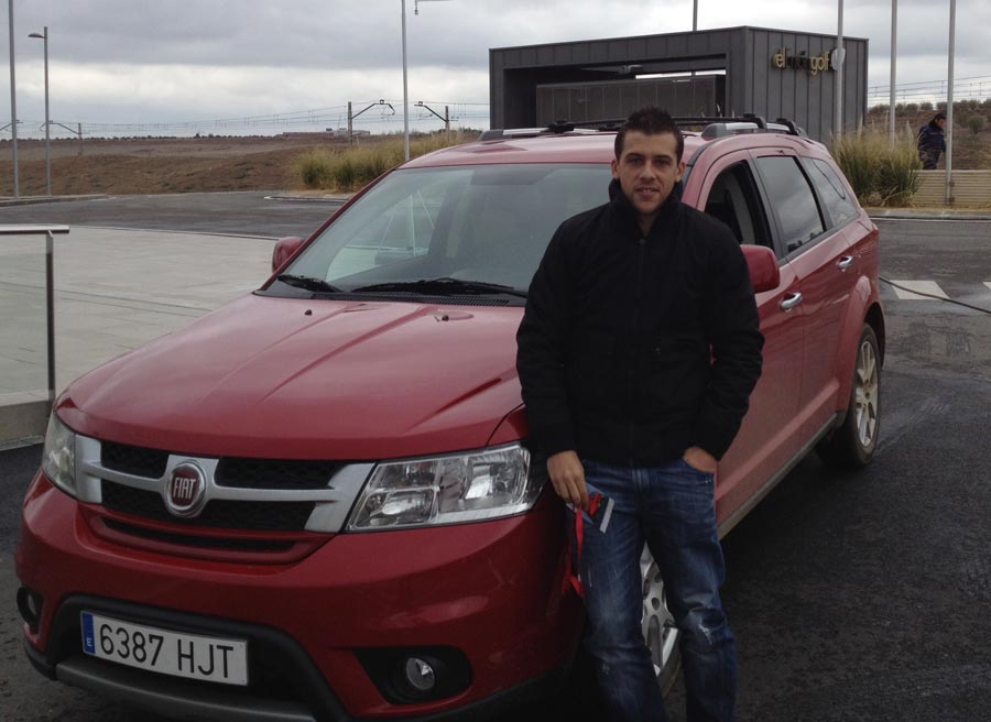 Fiat Freemont AWD Nuestro redactor Jorge Morillo, al lado del Fiat Freemont AWD.