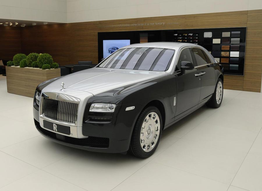 Rolls Royce Ghost La combinación del gris claro con una tonalidad más oscura aporta un toque más juvenil al Rolls-Royce Ghost.