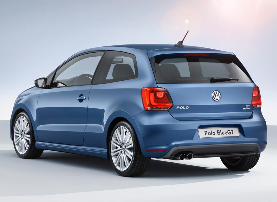 VW Polo BlueGT El Volkswagen Polo BlueGT cuenta con detalles deportivos como la doble salida de tubo de escape.