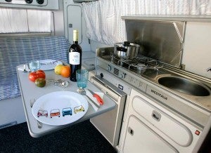Interior de las auto-caravanas Las Camper son un todo en uno: hotel, restaurante y medio de transporte.