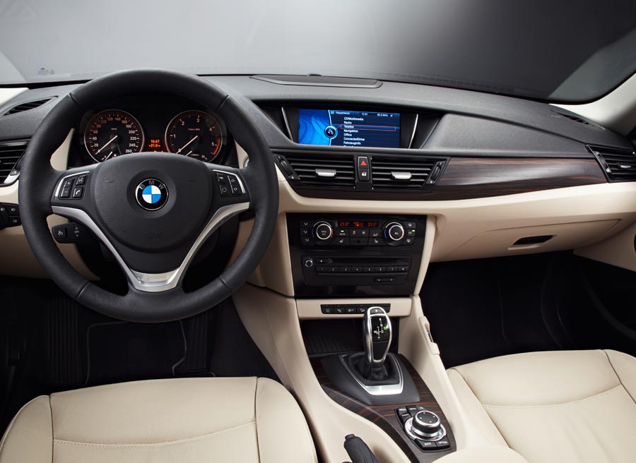 BMW X1 El interior del BMW X1 incorpora nuevos materiales y un ligero rediseño.