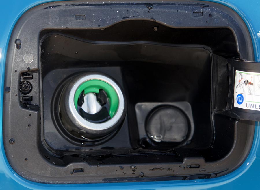Fiat Panda El Panda carece de tapón para el depósito de la gasolina, teniendo que encajar la manguera cada vez que queramos repostar. Fotos: Jordi Villanueva.