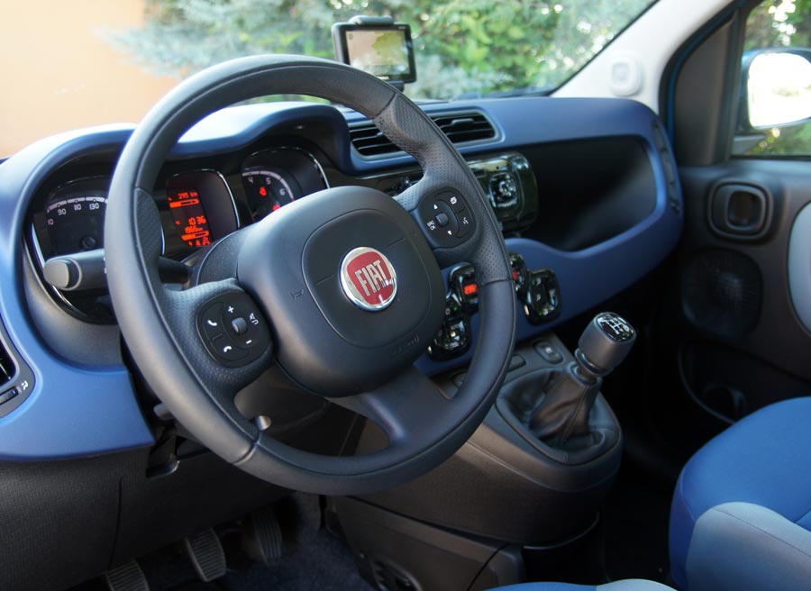 Fiat Panda Los mandos del volante están situados en una posición cómoda donde el conductor no tendrá que hacer malabarismos para accionarlos. Fotos: Jordi Villanueva.