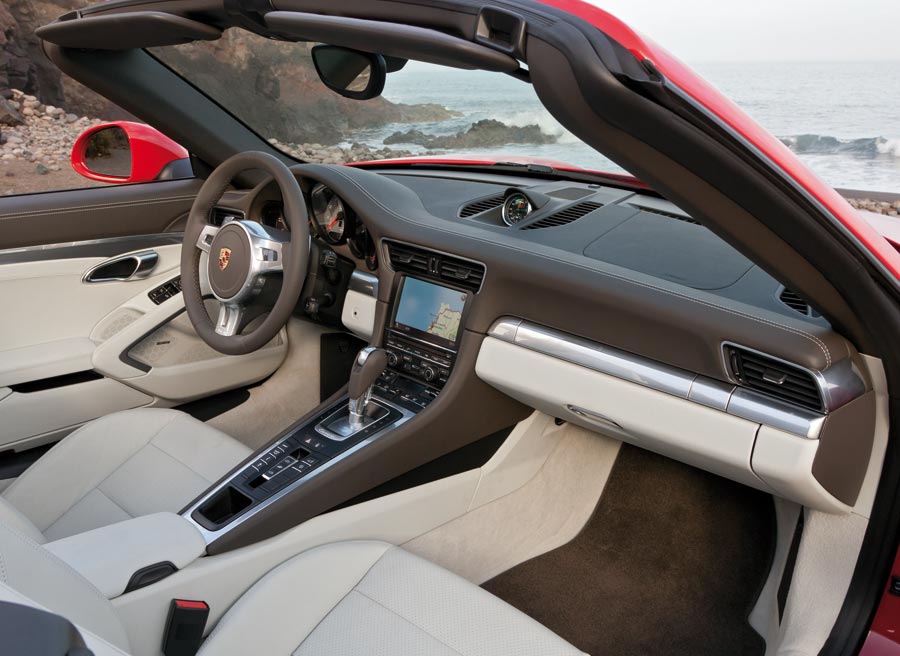 Porsche 911 Cabrio Al fin Porsche ha desterrado su sistema de pulsadores y ha instalado levas tras el volante para activar el cambio PDK.