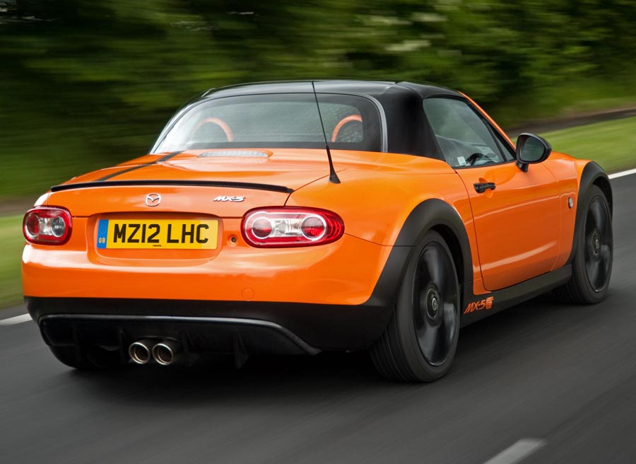 Mazda MX-5 GT Concept La zaga del Mazda MX-5 GT Concept está presidida por un difusor de aire y una espectacular doble salida de tubo de escape.