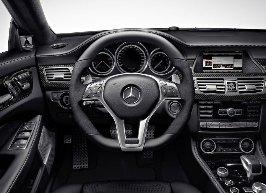 Mercedes CLS 63 AMG Shooting Brake El interior de la versión AMG del CLS Shooting Brake presenta diversas modificaciones respecto al modelo convencional.