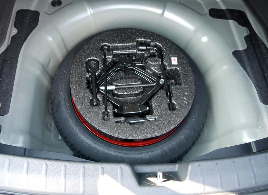 Hyundai i40 Sedán Bajo el maletero encontramos una rueda de emergencia. Un detalle de calidad en unos tiempos donde el ineficaz kit anti pinchazos se ha puesto de moda.