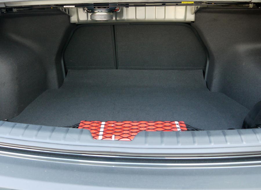 Hyundai i40 Sedán El maletero tiene una capacidad de 505 litros, y salvo por la colocación del subwoofer, sin protección alguna, está muy bien aprovechado.