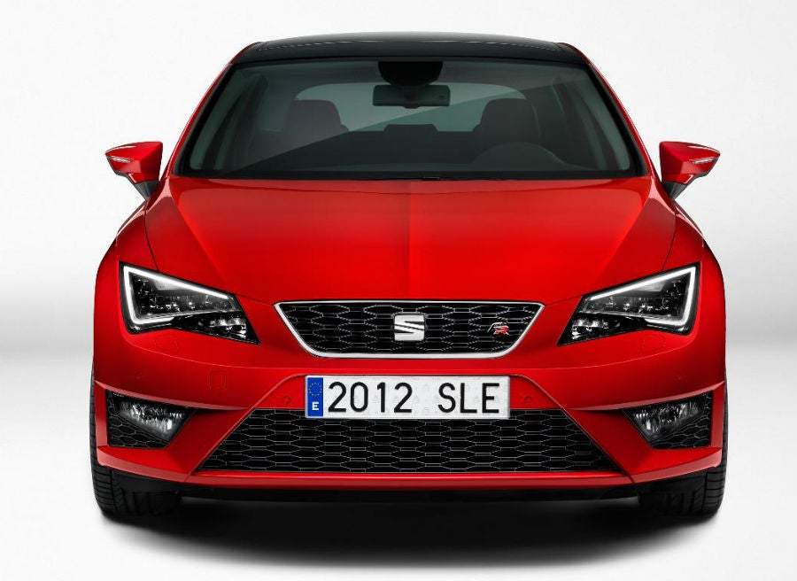 Seat León 2013 El nuevo Seat León es el primer modelo de la marca en incorporar el nuevo logotipo de la misma.