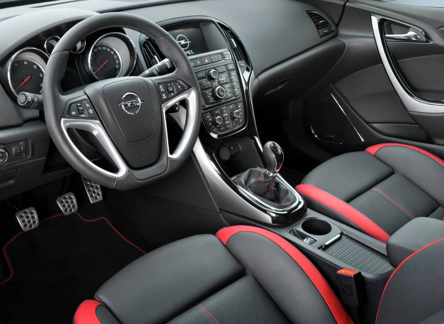Opel Astra BiTurbo El interior de la nueva versión BiTurbo del Opel Astra se vuelve más deportivo.