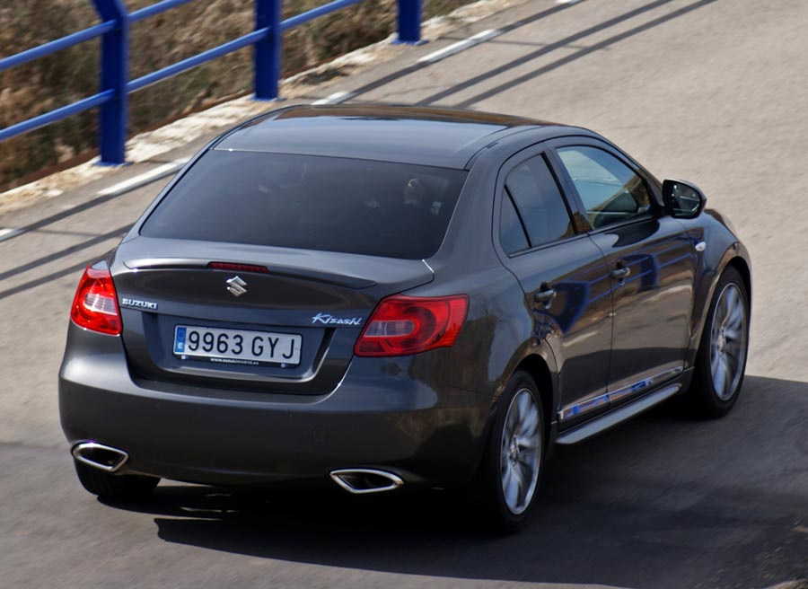 Suzuki Kizashi El consumo de combustible del Suzuki Kizashi es algo elevado. Foto: Jordi Villanueva.