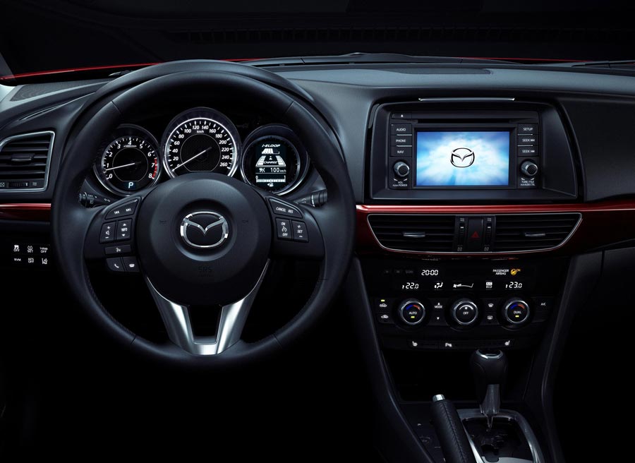 Mazda6 El interior del Mazda6 es bastante similar al de los últimos modelos de la marca asiática.