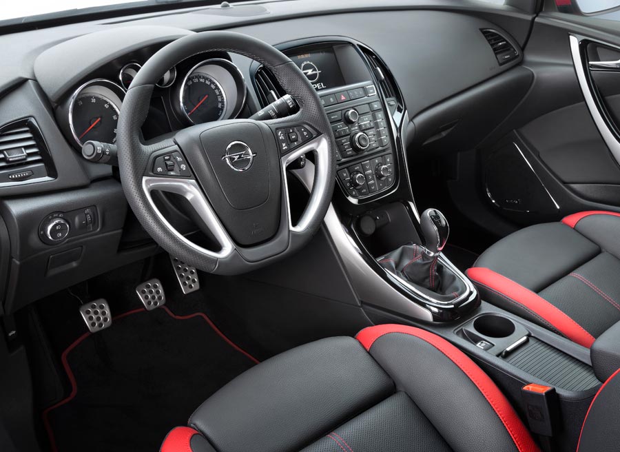 Opel Astra GTC El interior del Opel Astra GTC tiene una serie de elementos exclusivos que lo hacen muy atractivo.