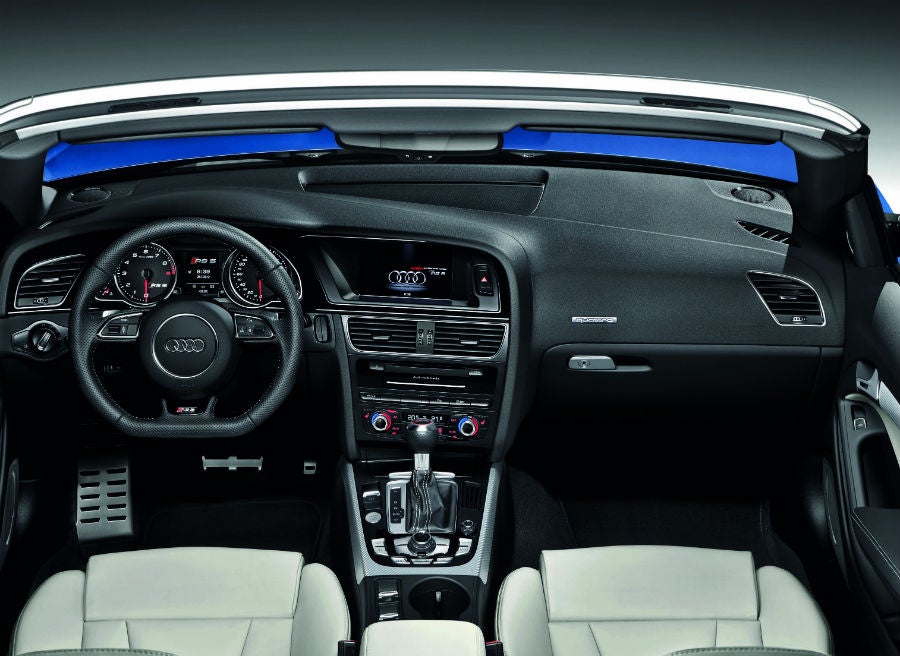 Audi RS5 Cabrio El interior del nuevo Audi RS5 Cabrio es muy similar al de la versión coupé.