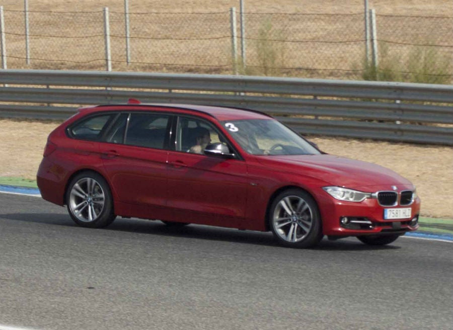 BMW Serie 3 Touring A pesar de no ser su hábitat natural, el Serie 3 Touring de BMW se comportó de maravilla en el circuito.
