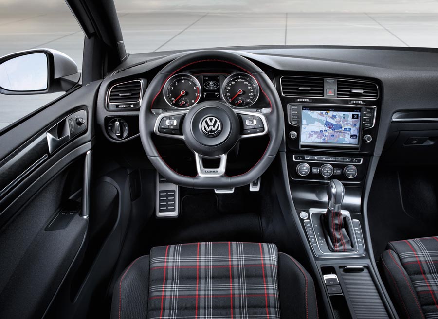VW Golf GTi El interior del nuevo Volkswagen Golf GTi se actualiza manteniendo su esencia de siempre.