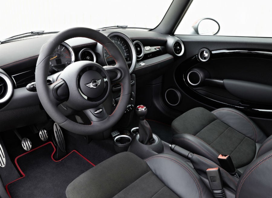 Mini JCW GP El interior del Mini John Cooper Works GP es similar al resto, salvo porque no tiene asientos traseros.