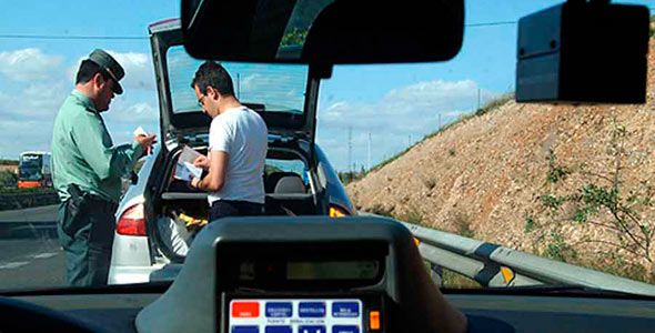 Campaña de control del cinturón: la DGT multa a 4.589 conductores Campaña de control del cinturón: la DGT multa a 4.589 conductores