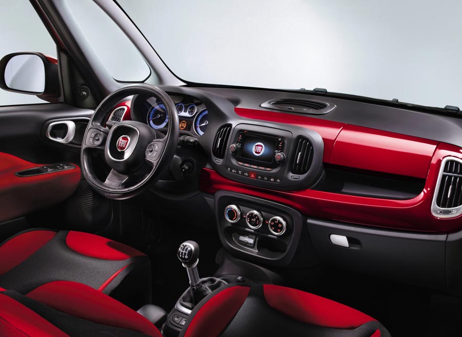Fiat 500L El Fiat 500L mantiene en su interior la misma imagen desenfadada que el modelo original.