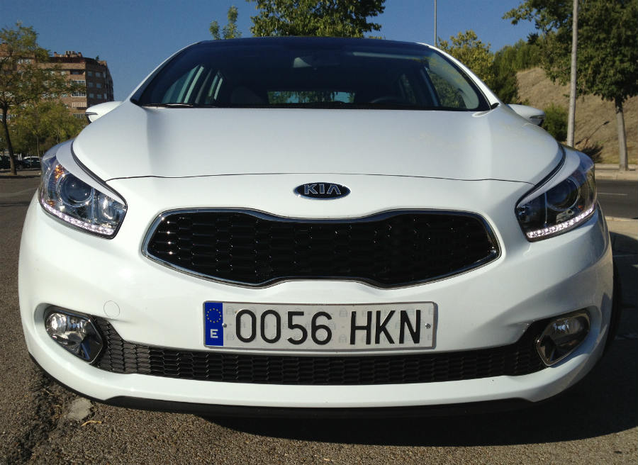Kia Ceed La parrilla frontal y las ópticas delanteras dan al Cee'd una imagen actual y agresiva.