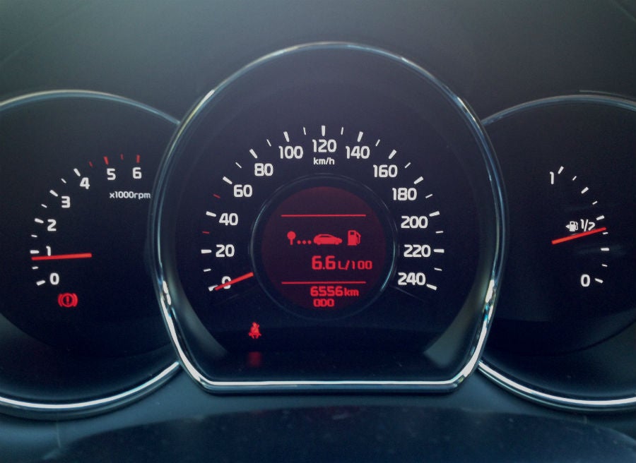 Kia Ceed El diseño del cuadro de mandos del Kia Cee'd es muy atractivo, sin que ello le reste funcionalidad.