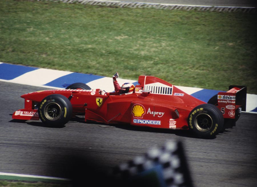 Schumacher En 1997 Schumacher fue descalificado del mundial tras intentar ganarlo chocando contra Villeneuve. Foto: Wikimedia commons.