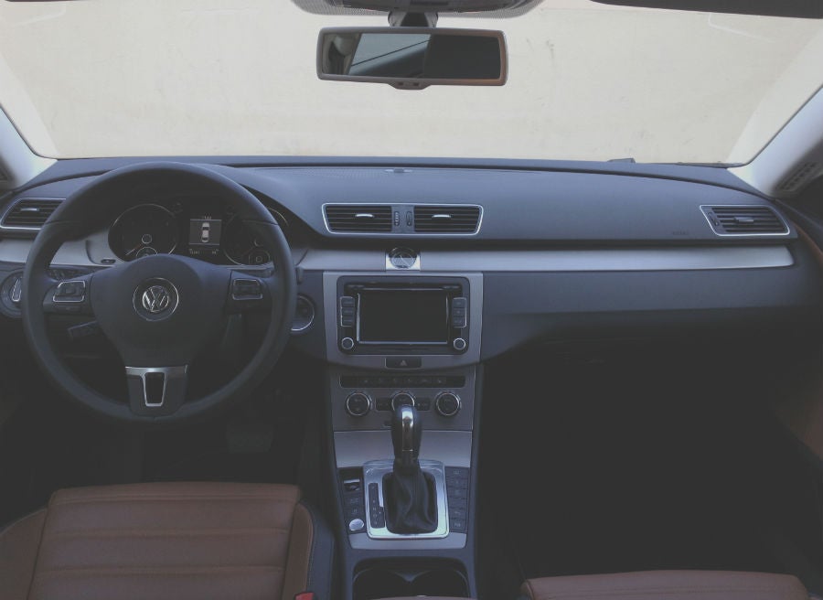 VW CC 1 El interior del Volkswagen CC es sobrio y elegante.