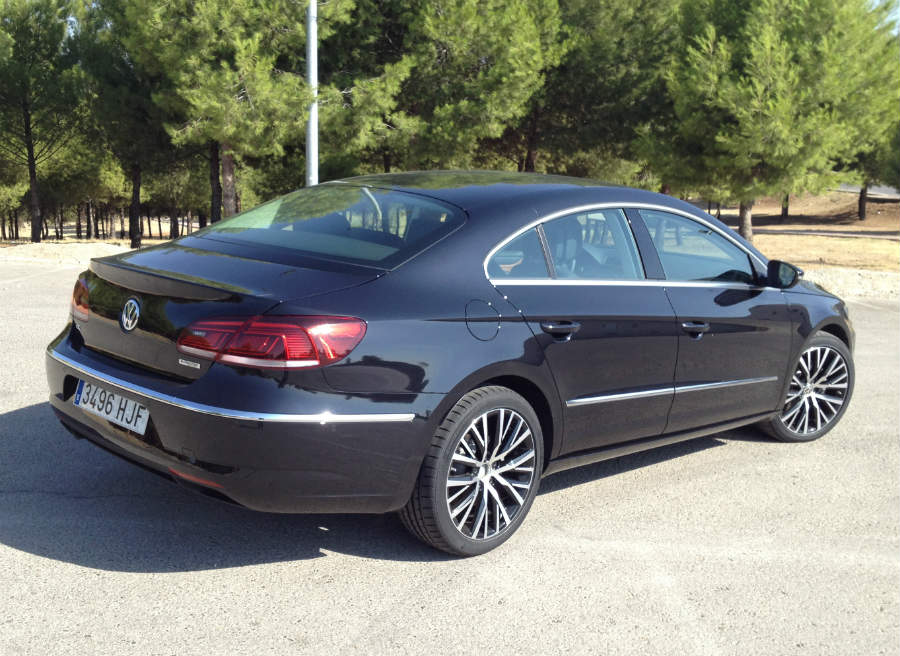 VW CC 15 La imagen que proyecta el Volkswagen CC es la de un coche deportivo y con clase.