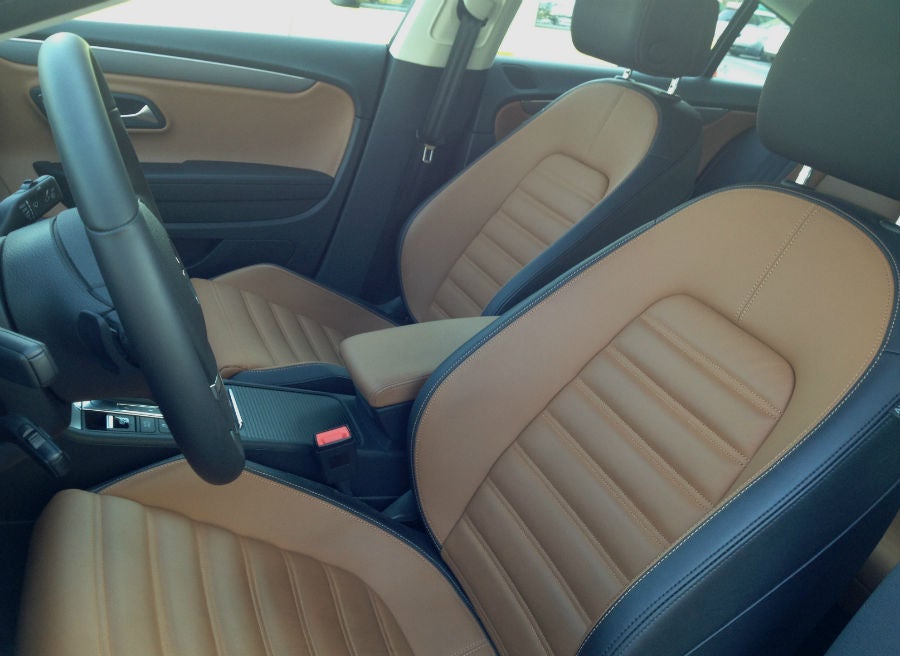 VW CC 9 El contraste estético que ofrecen el negro y el marrón en el interior del CC es una apuesta arriesgada.