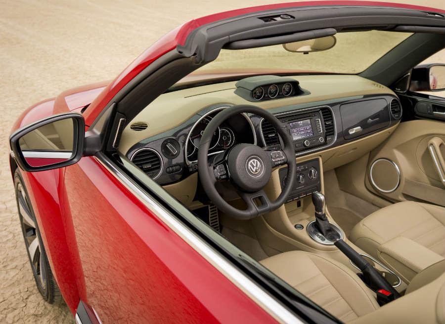 Volkswagen Beetle Cabrio El interior del Beetle Cabrio conserva toda la esencia de un Volkswagen.