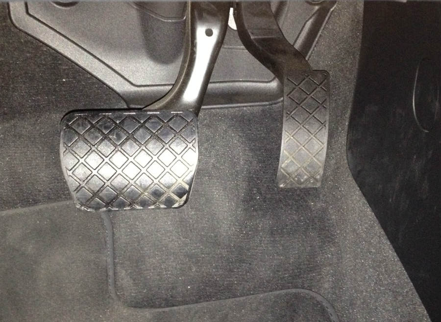 Audi A3 Una de las cosas que más me ha decepcionado del nuevo A3. El acelerador ya no parte desde el suelo del coche.