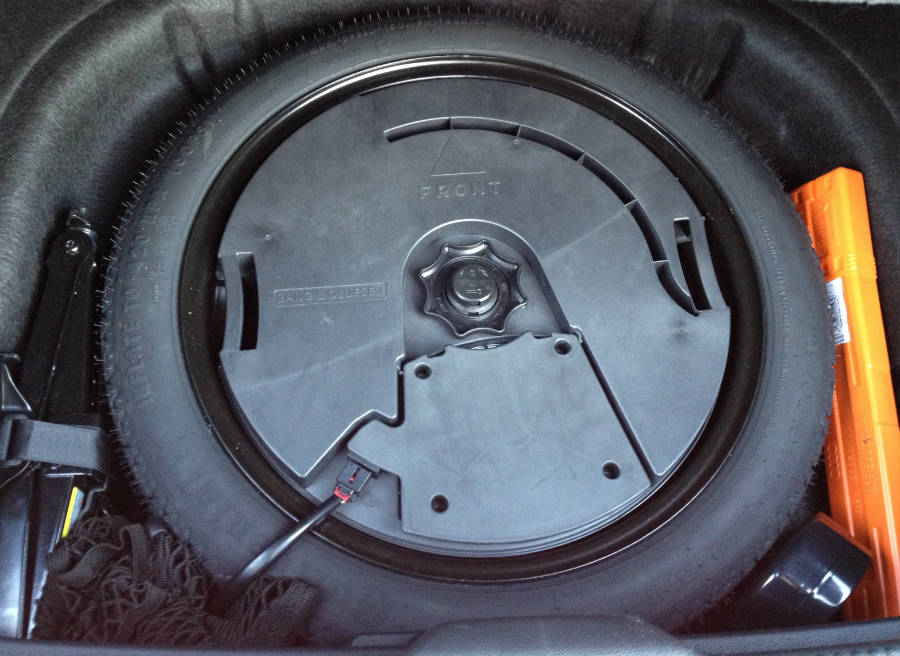 Audi A3 Bajo el suelo del maletero tenemos una rueda de emergencia.