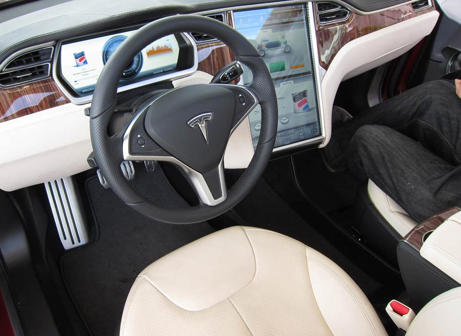 Tesla Model S El interior del Tesla Model S cuenta con una pantalla LCD de 17 pulgadas... un poco excesiva, ¿no?