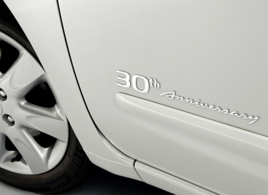 Micra El logotipo 30 Aniversario aparece en la puerta del Micra.