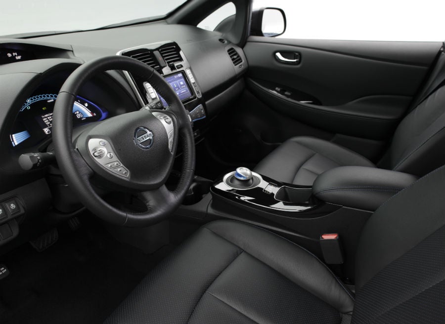Nissan Leaf El interior del nuevo Nissan Leaf no varía mucho respecto a lo ya conocido.