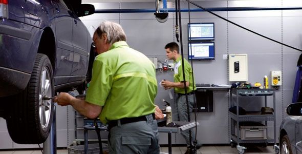Muchos conductores jóvenes no realizan un correcto mantenimiento de su vehículo Muchos conductores jóvenes no realizan un correcto mantenimiento de su vehículo