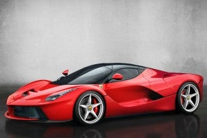 Ferrari LaFerrari El nuevo Ferrari LaFerrari cuenta con un motor híbrido que entrega 963 CV de potencia.