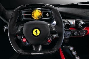 Ferrari LaFerrari El interior del Ferrari LaFerrari conserva todos los elementos clásicos de lo que debe ser un Ferrari.