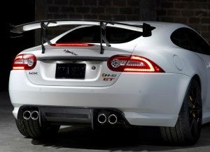 Jaguar XKR-S GT El alerón trasero del Jaguar XKR-S GT tiene unas dimensiones que asustan.