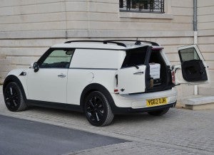 Mini Clubvan El sistema de apertura del portón trasero del Mini Clubvan está pensado para acceder a la zona de carga de la forma más sencilla posible.