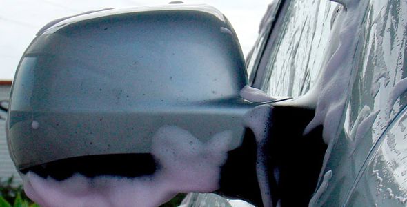 Lavar el coche a alta presión reduce el consumo de agua un 83% Lavar el coche a alta presión reduce el consumo de agua un 83%