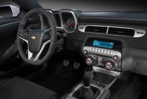 Chevrolet Camaro Z28 El interior del Chevrolet Camaro Z/28 no varía mucho pese a tratarse de una versión solo para circuitos.