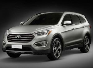 Hyundai Grand Santa Fe El Hyundai Grand Santa Fe aumenta su tamaño y cuenta con una tercera fila de asientos.
