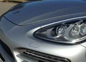 Porsche Cayenne El capó del Porsche Cayenne cuenta con una protuberancia que le da un toque más agresivo y deportivo.
