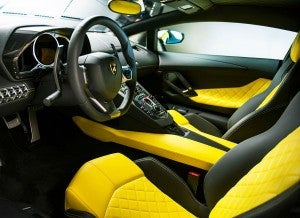 Lamborghini Aventador 50 Aniversario El interior del Lamborghini Aventador 50 Aniversario combina los colores amarillo y negro.