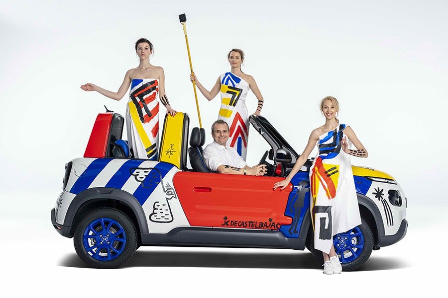 Este Art Car creado por el artista Jean-Charles de Castelbajac rinde homenaje a los 50 años de historia Méhari.