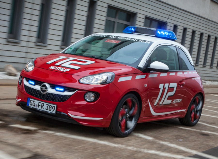 Opel Adam El Opel Adam se convierte en el coche oficial del cuerpo de bomberos.