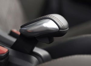Peugeot 2008 Peugeot ha apostado por un novedoso y ergonómico diseño para el freno de mano del 2008.